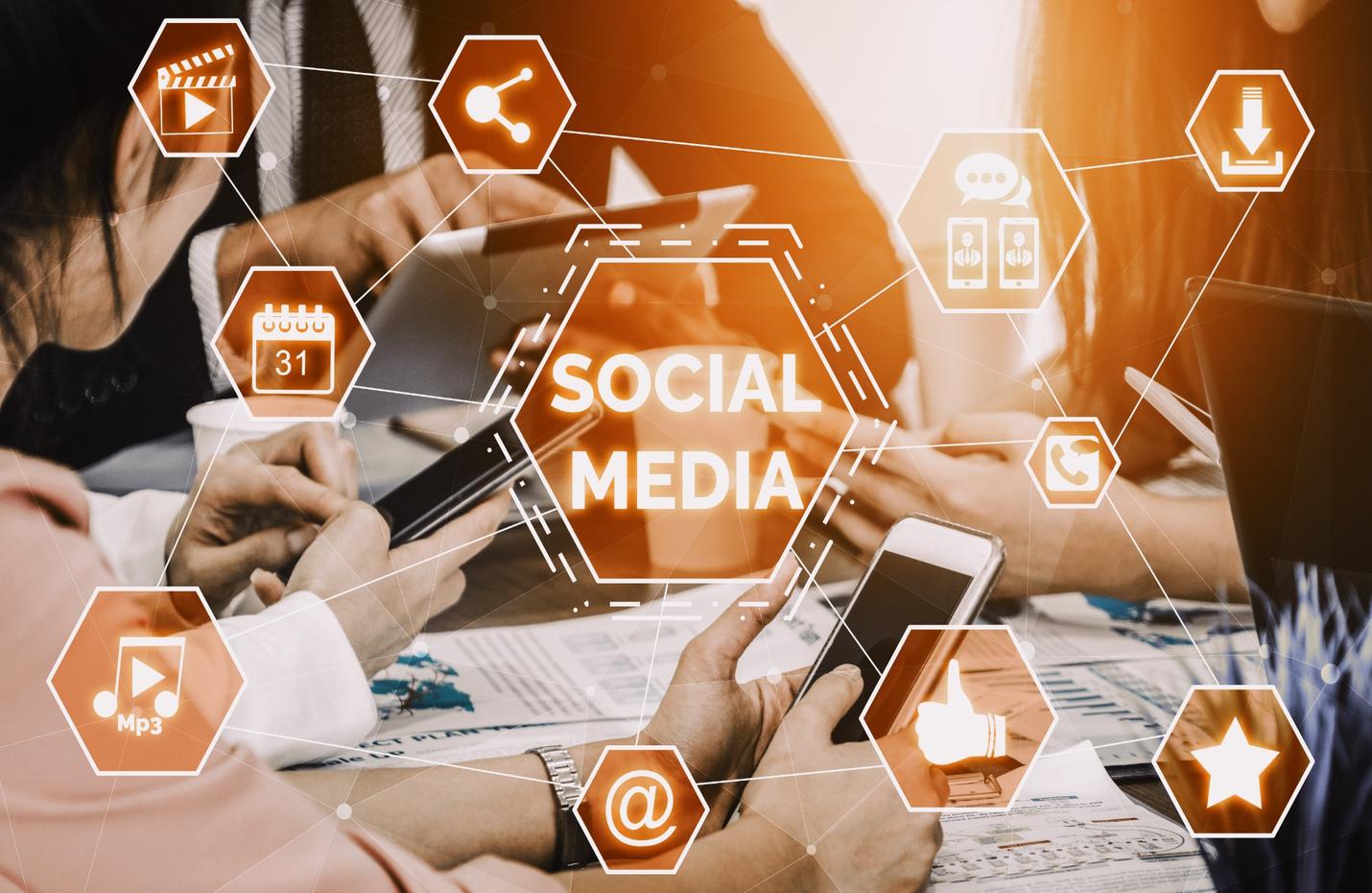 Τι περιμένουν οι πελάτες σας από τα social media το 2025; Μάθετε πώς να προσαρμόσετε την παρουσία σας για να αυξήσετε την εμπιστοσύνη, τη σύνδεση και την αφοσίωση.